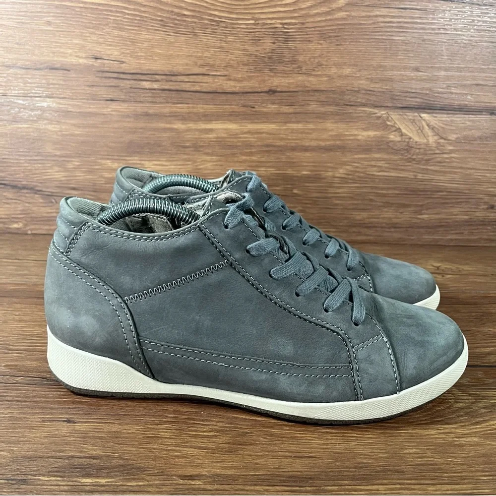 Dansko ships within